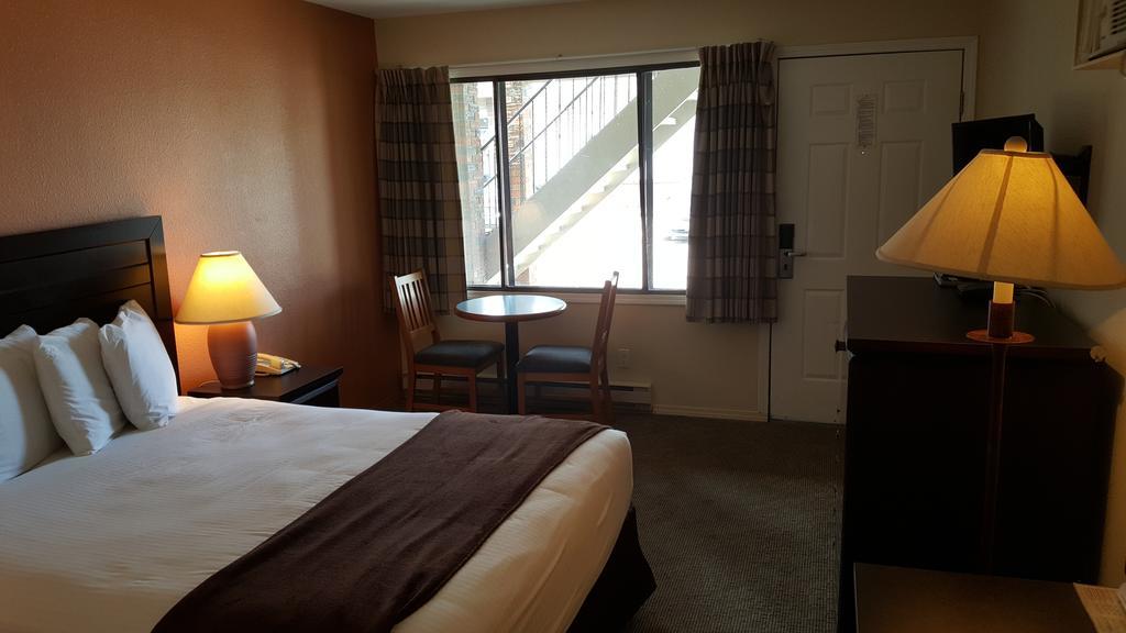 North Pointe Inn And Suites Kelowna Eksteriør bilde